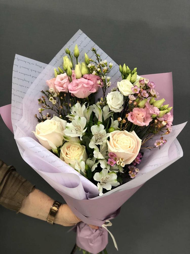 Букет цветов из: Альстромерии, Розы и Лизиантусы в Кабанске