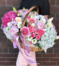 Композиция солнечный день в Кабанске Цветочная композиция из Розы, Хризантемы, Пионы и Лизиантусы в корзине в Кабанске