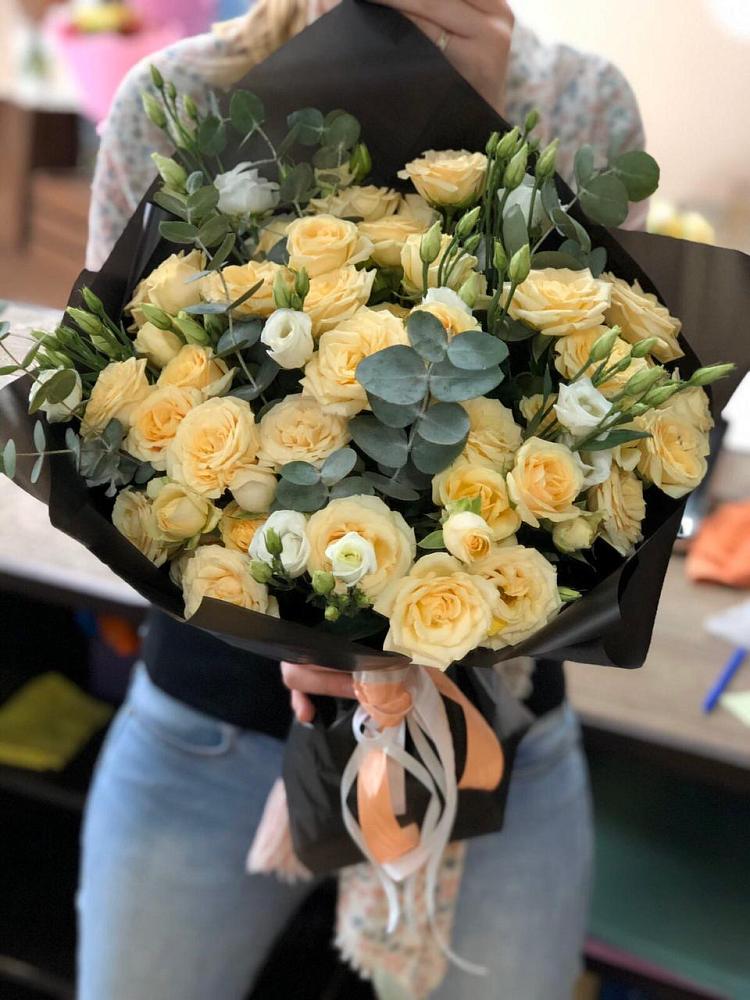 Букет цветов из: Розы и Лизиантусы в Кабанске