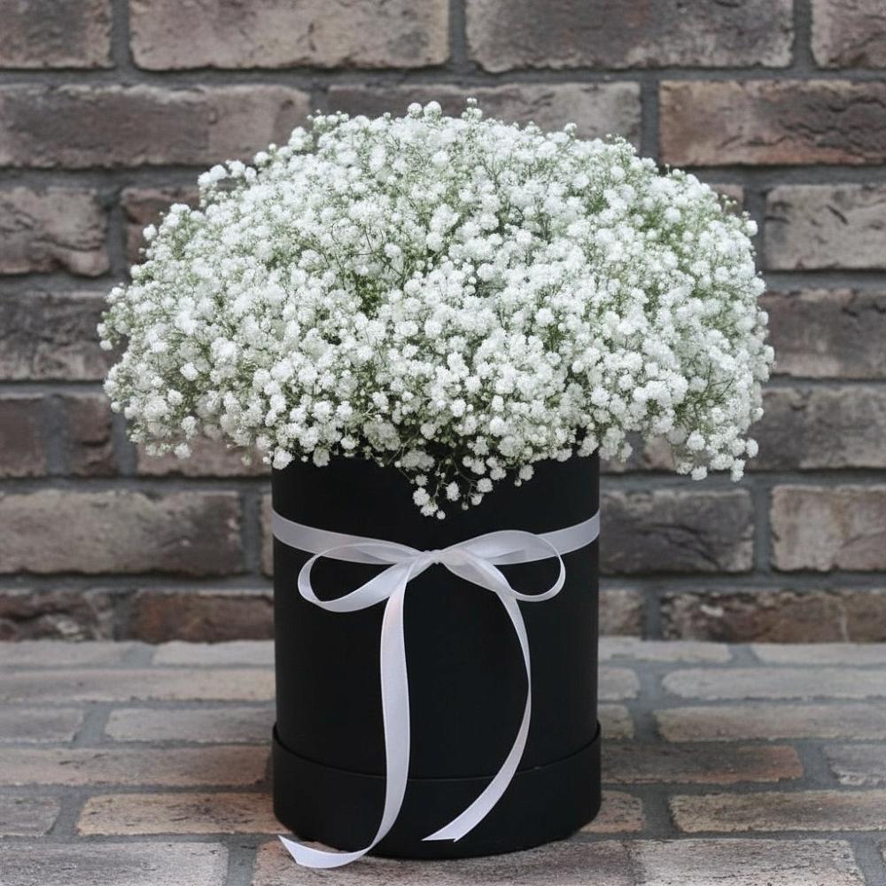 Цветочная композиция из Гипсофила в шляпной коробке в Кабанске