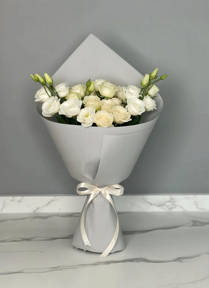 Букет цветов из: Розы и Лизиантусы в Кабанске