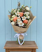 Букет цветов из:  Альстромерии, Лизиантусы, Розы и Хризантемы в Кабанске
