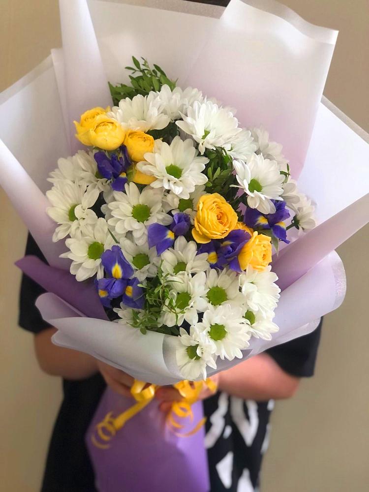 Букет цветов из: Ирисы, Хризантемы и Розы в Кабанске