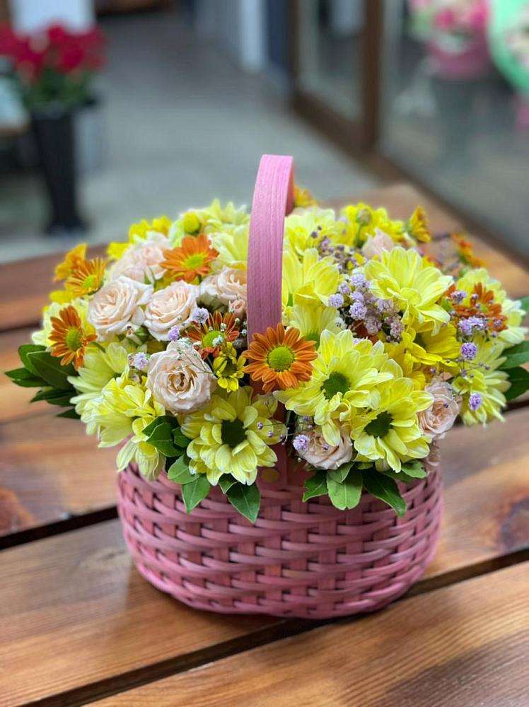 Цветочная композиция из Хризантемы и Розы в корзине в Кабанске