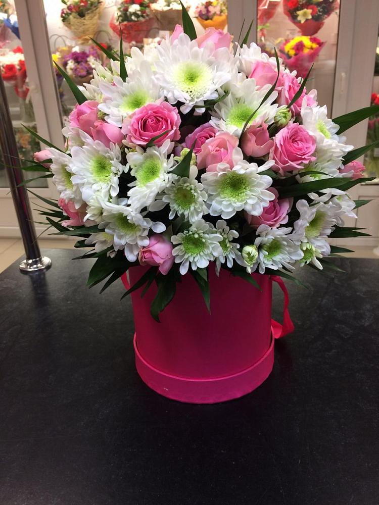 Цветочная композиция из Розы и Хризантемы в шляпной коробке в Кабанске