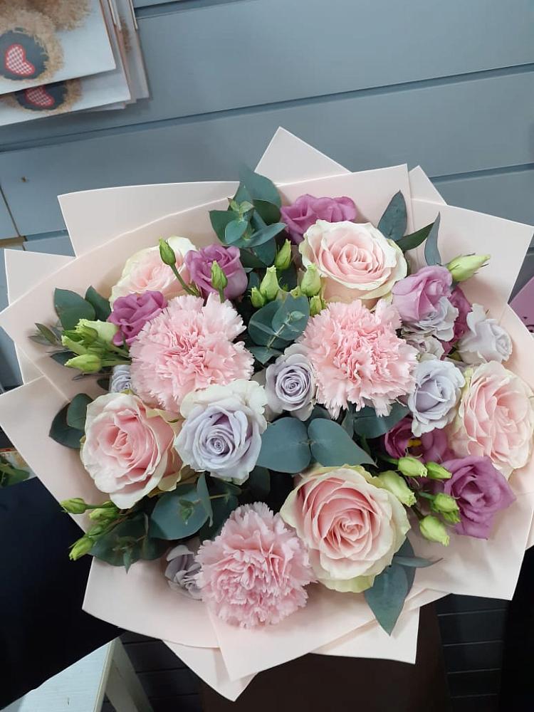 Букет цветов из: Розы, Гвоздики и Лизиантусы в Кабанске