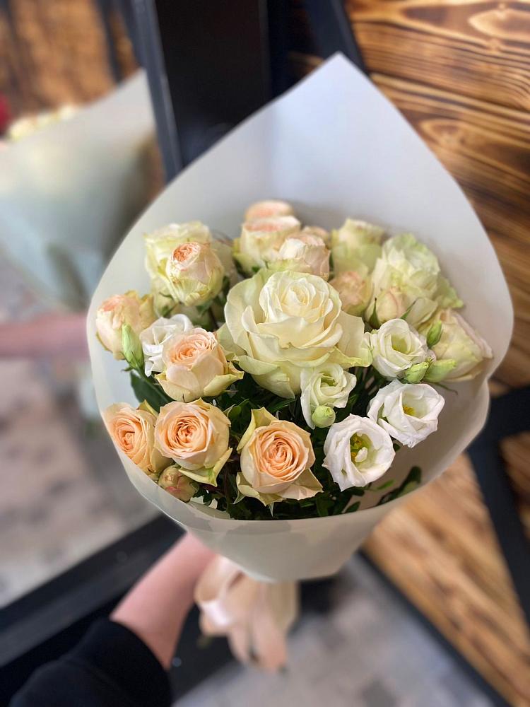 Букет цветов из: Розы и Лизиантусы в Кабанске